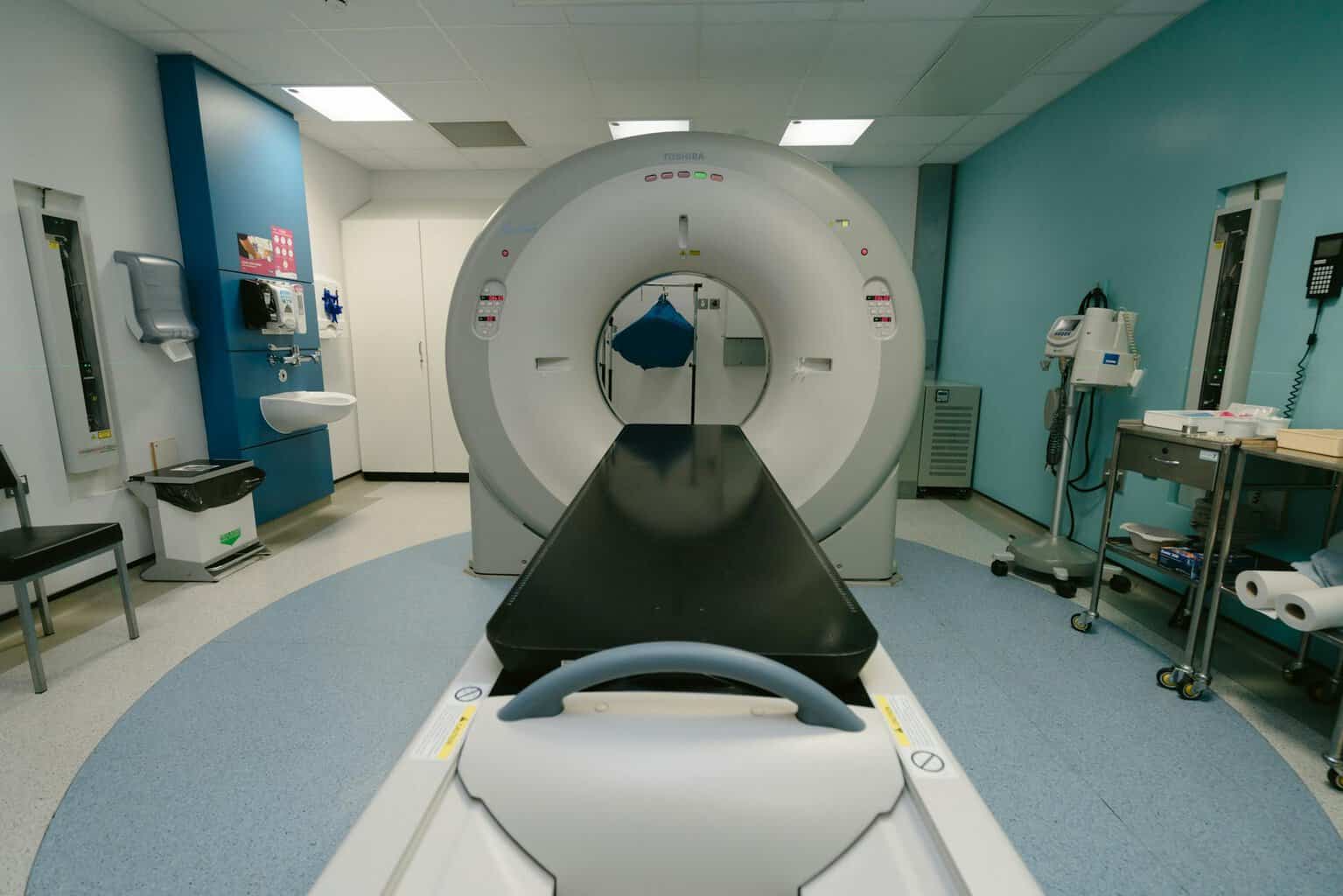 mri machine in a medical examination room/fear