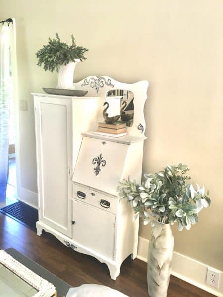 black/white secretary