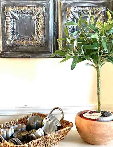 decorated table/a  unique way to  arrange