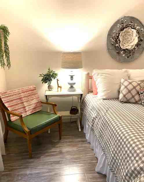 cabi  bedroom/opening the cabin
