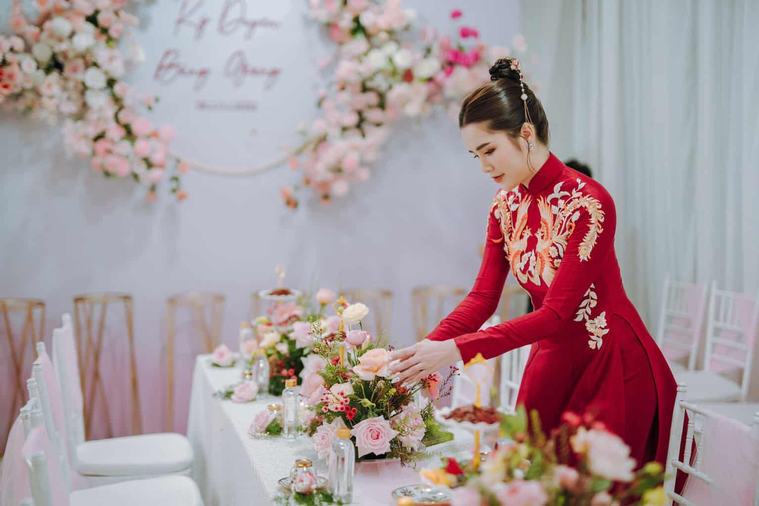 a woman in traditional clothing setting up a table/dreams