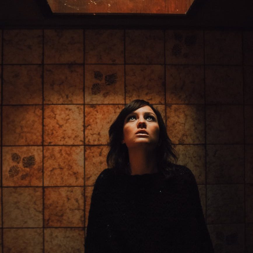 woman looking scared/the middle