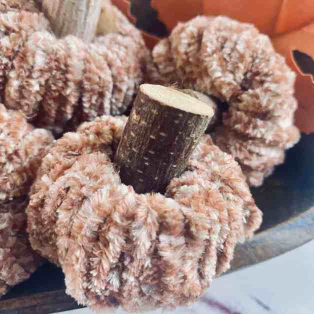 yarn pumpkins from toilet paper rolls /DIY